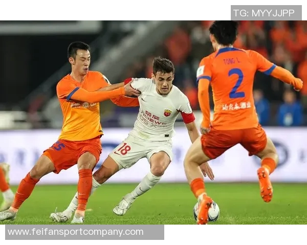 上海海港喜获三连冠更衣室庆祝合影传递冠军荣耀