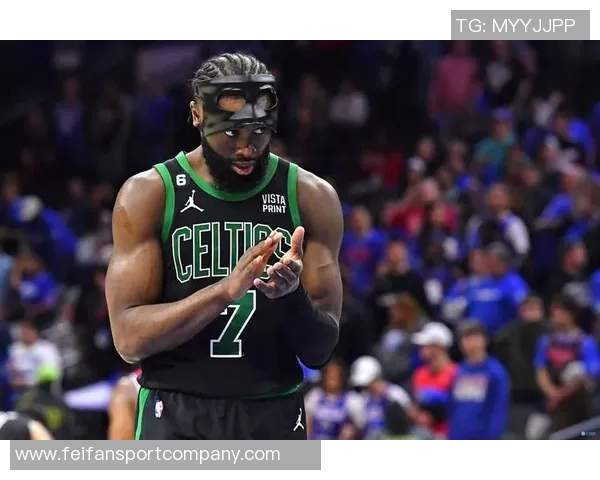 杰伦布朗首节表现抢眼6投3中斩获9分3篮板3助攻1抢断