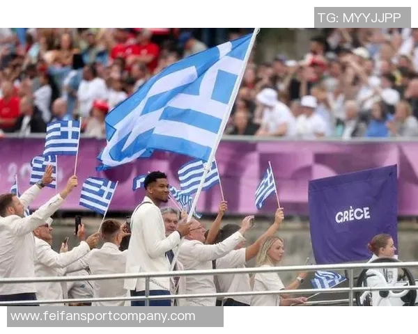 约罗身穿里尔球衣盛装出席里尔对阵巴黎比赛开球仪式